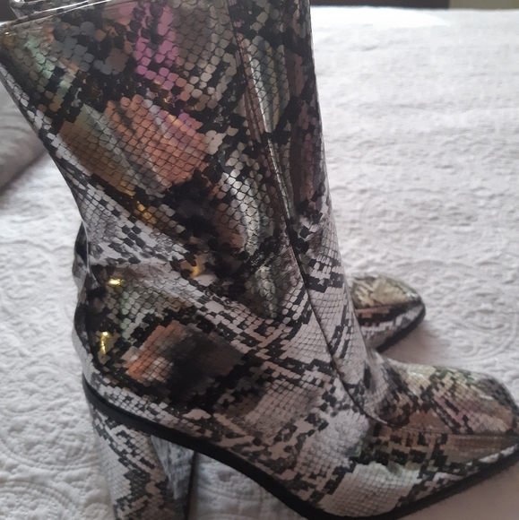 KOI FOOTWEAR Boots - Picture 3 of 3